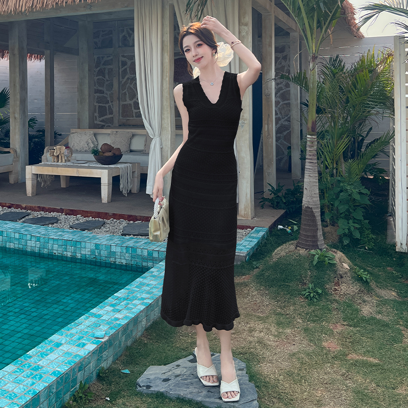 2025 Summer Korean V-Neck Slim Fit Hollow Knit Bodycon Long Dress - Image 4
